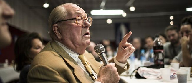 Photo of Jean-Marie Le Pen : « Moi, je suis désolé, je ne suis pas Charlie »